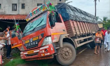 भरधाव ट्रक कंपाउंड तोडून घुसला घरात ! घराचे मोठे नुकसान; जीवित हानी टळली Kolhapur Khochi