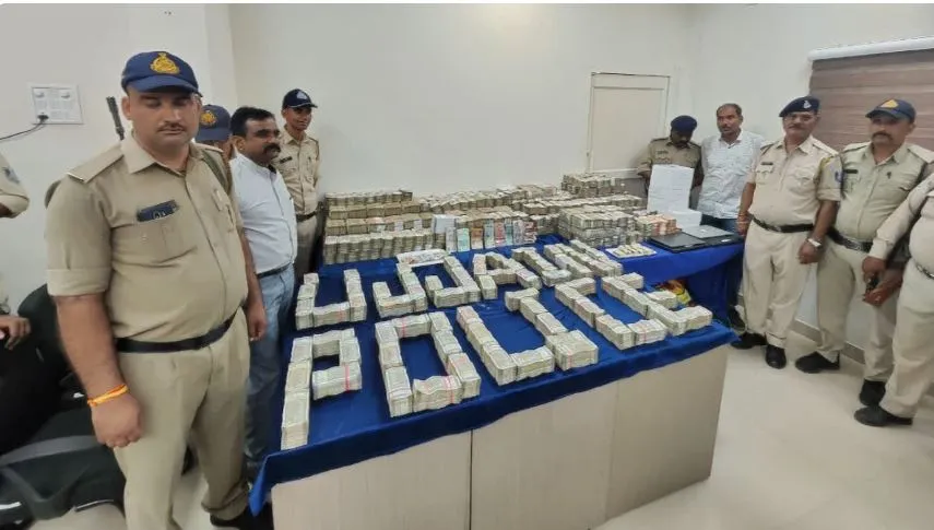 सट्टेबाजांकडून 15 कोटींची रोकड जप्त 15 crore cash seized from bookies