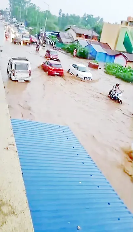 Traffic disrupted in Hirebagewadi area due to rain