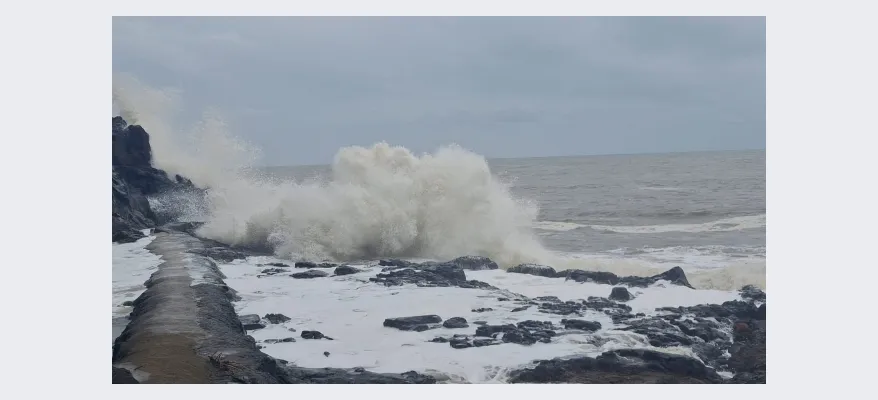 रत्नागिरी जिल्ह्यात ‘ऑरेंज अलर्ट’ जारी, समुद्रालाही उधाण भारी उधाण