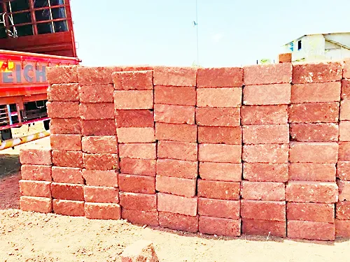 महाराष्ट्रातून येणाऱ्या चिऱ्यांमुळे वीट व्यावसायिक अडचणीत Brick business in trouble due to chips coming from Maharashtra