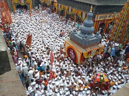 Departure of Tukob's palanquin towards Pandharpur in devotion