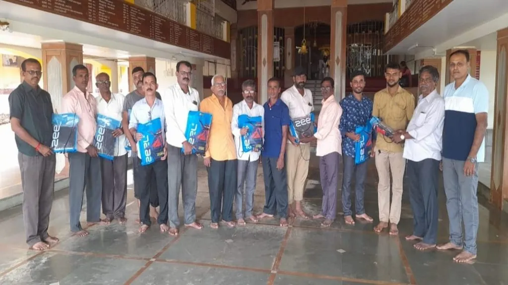 पेंडूर देवस्थान ट्रस्टच्यावतीने रेनकोट वाटप