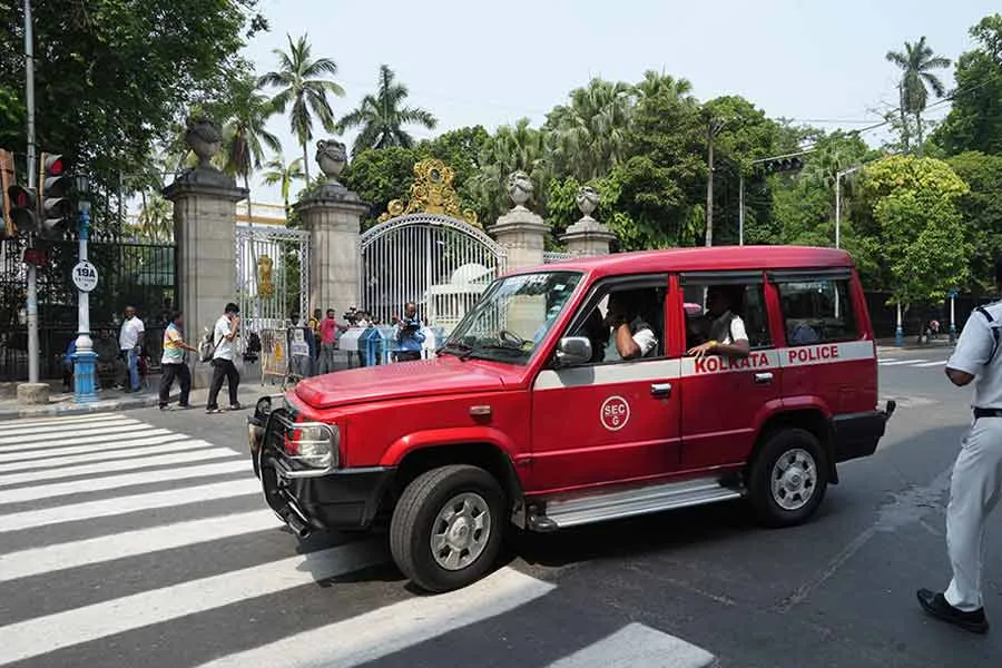 राजभवन परिसरात तैनात पोलिसांना हटविले Police stationed in Raj Bhavan area was removed