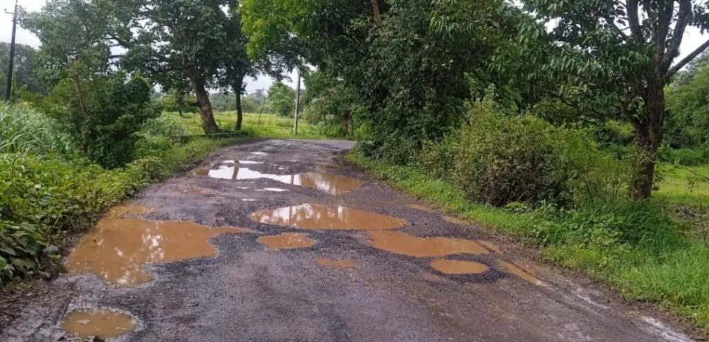 Chapgaon-Chikkadinkop road destroyed