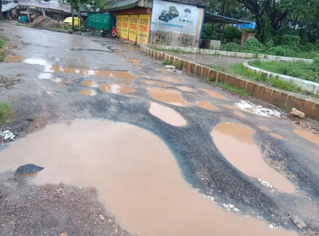 नंदगड वेशीतील रस्त्यावरील खड्ड्यांमुळे नागरिकांना त्रास Road potholes in Nandgarh Gate cause trouble to citizens