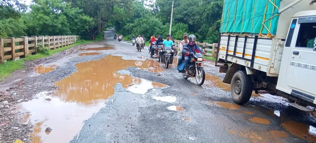 खानापूर-पारिश्वाड क्रॉसजवळील नाल्यावरील रस्त्यावर खड्डेच खड्डे Potholes on the road on the drain near Khanapur-Parishwad cross