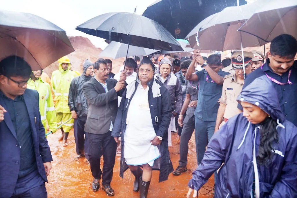 मुख्यमंत्र्यांकडून शिरूर येथील नैसर्गिक आपत्तीची पाहणी Inspection of natural calamity at Shirur by Chief Minister
