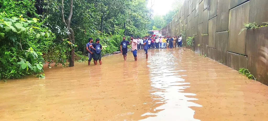 Traffic on Anmod-Ramnagar highway closed