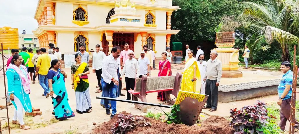 हिंडलगा कलमेश्वर मंदिरसमोरील अतिक्रमण हटविले Encroachment in front of Hindalaga Kalmeshwar Temple removed