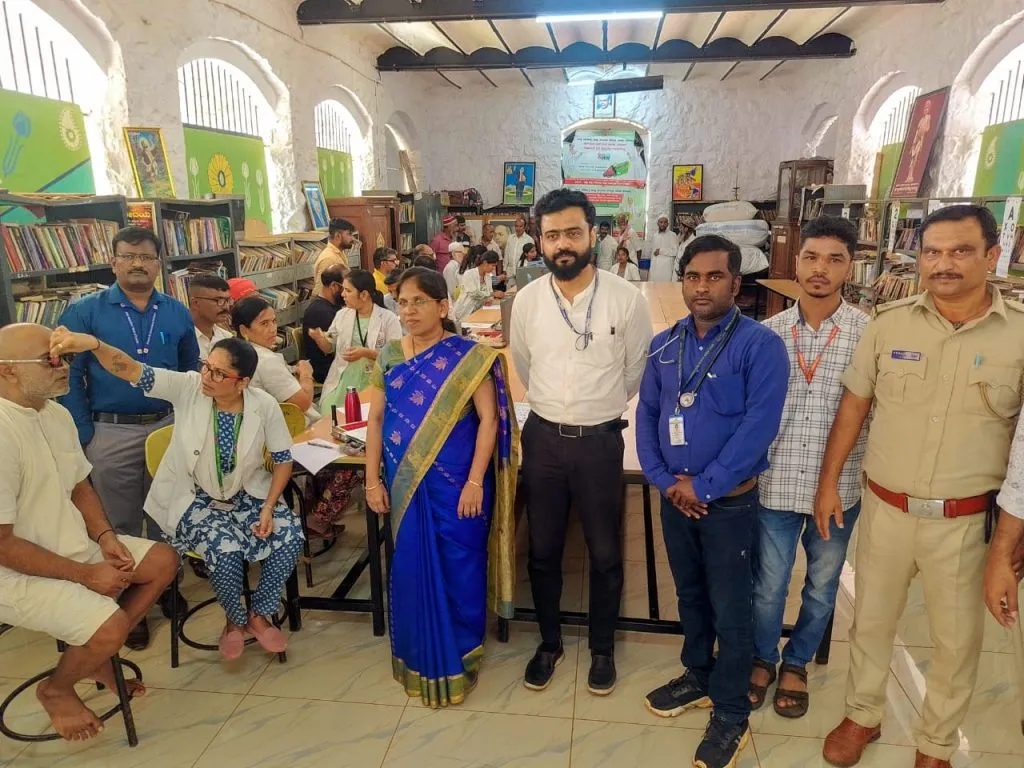 हिंडलगा मध्यवर्ती कारागृहात कैद्यांची नेत्रतपासणी Eye examination of prisoners in Hindalga Central Jail