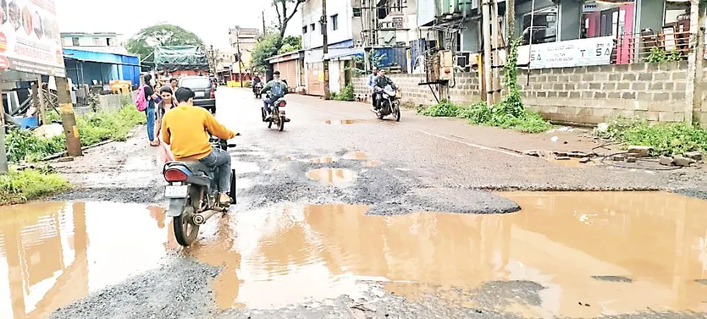 Demand for repair of potholes on Khadarwadi cross road