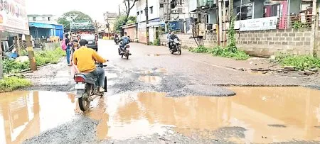 Demand for repair of potholes on Khadarwadi cross road