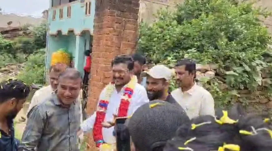 The doctor in the infanticide case is welcomed with flowers!