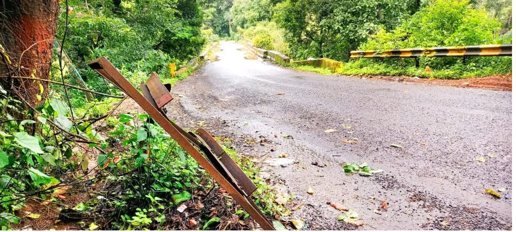 जांबोटी-चोर्ला रस्त्यावरुन होणारी अवजड वाहतूक तातडीने बंद करावी Heavy traffic on Jamboti-Chorla road should be stopped immediately