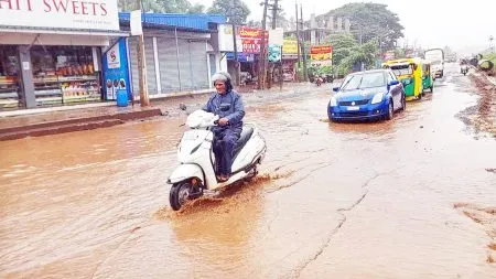 संततधार पावसामुळे शहरातील व्यवहारांवर परिणाम Incessant rains affect business in the city