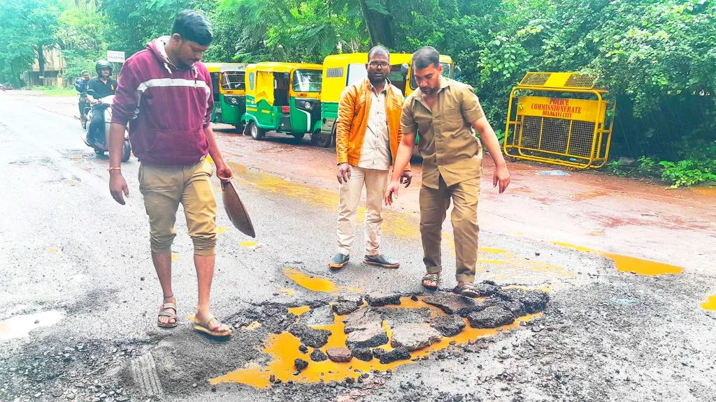 Potholes filled by labor donation by Rickshaw Drivers Association