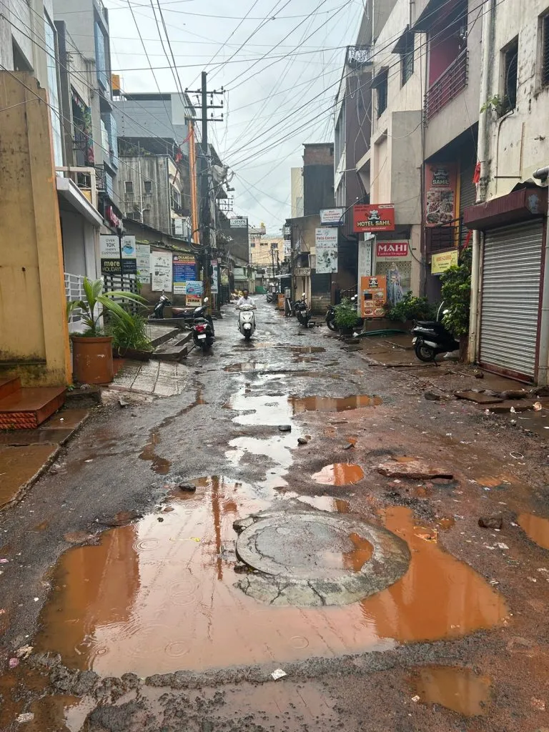 केळकर बागेतील ‘तो’ रस्ता दुरुस्त करा Repair the road in Kelkar Bagh