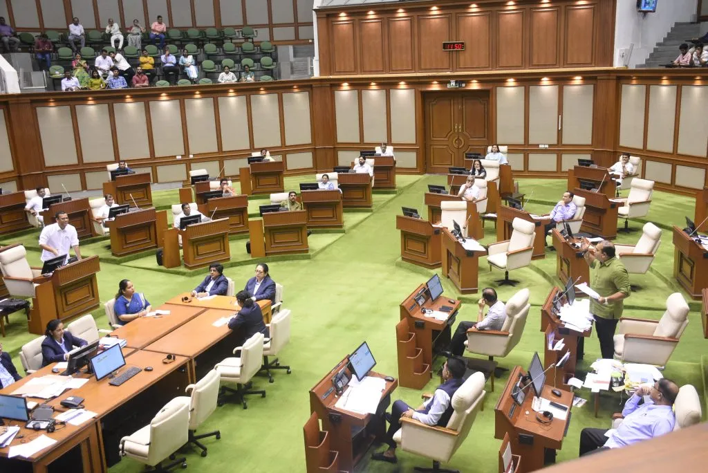 विधानसभेत विजय, रोहन यांच्यात जुंपली