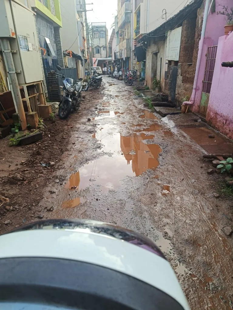 पवार गल्ली शहापूर येथील रस्त्याची दुरुस्ती करा Repair the road at Pawar Galli Shahapur