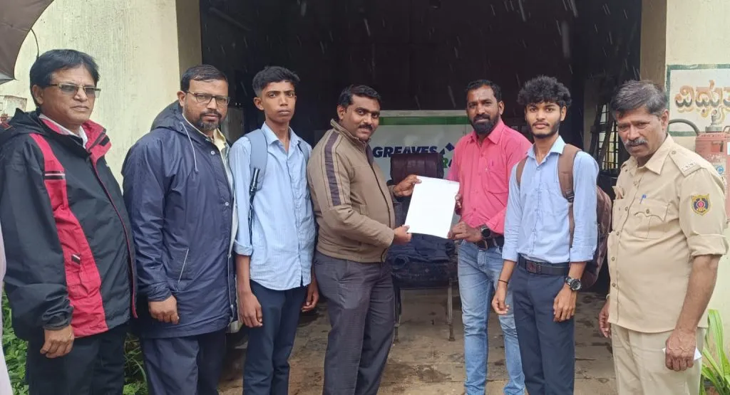 विद्यार्थ्यांसाठी शिक्षकच उतरले रस्त्यावर The teachers took to the streets for the students