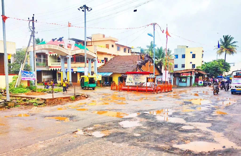 A clear view of the road at the Kangrali Khurd entrance