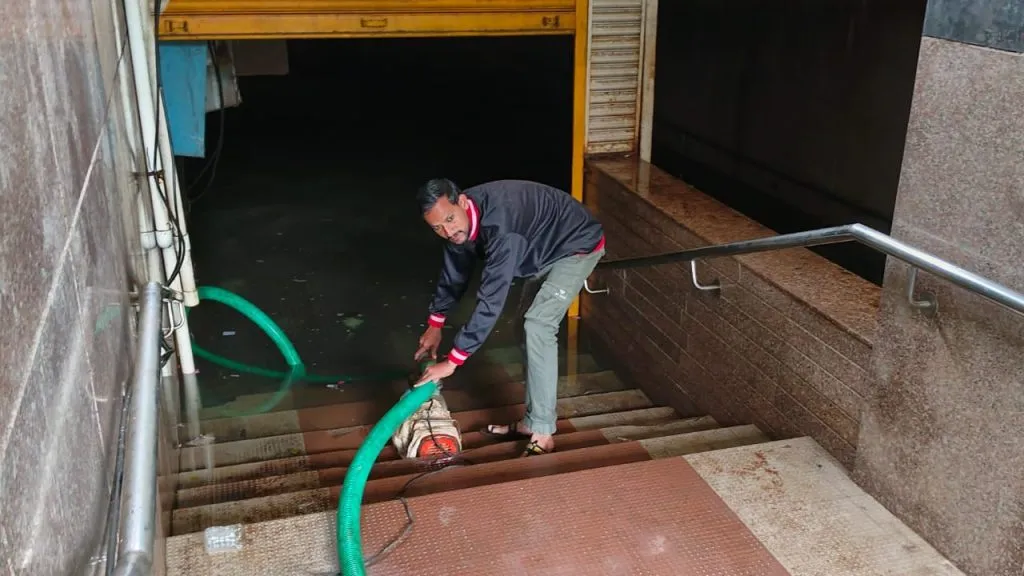 Pumping water from the municipality in the subway