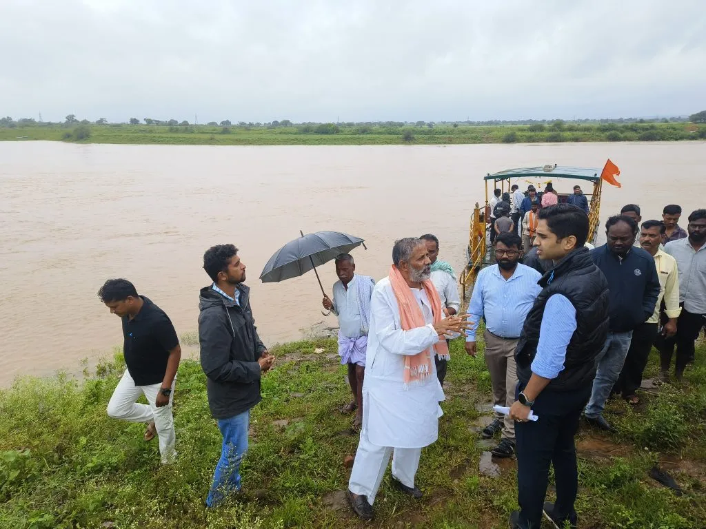 Inspection of Malprabha riverbed by District Collector