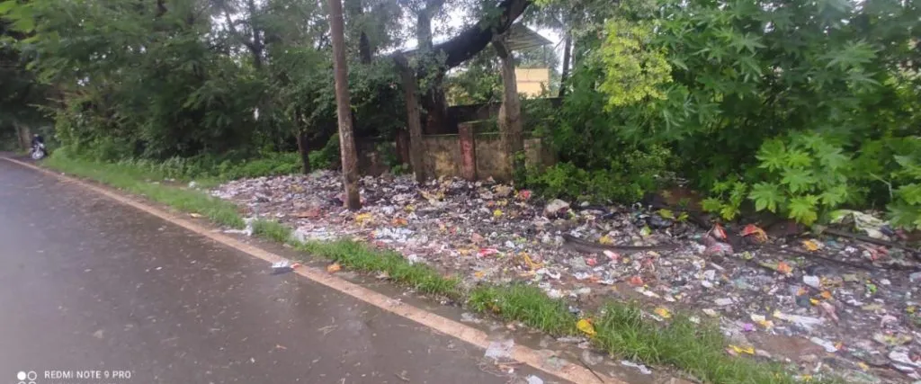 Bad smell due to garbage pile up near Khanapur Shivajinagar cross