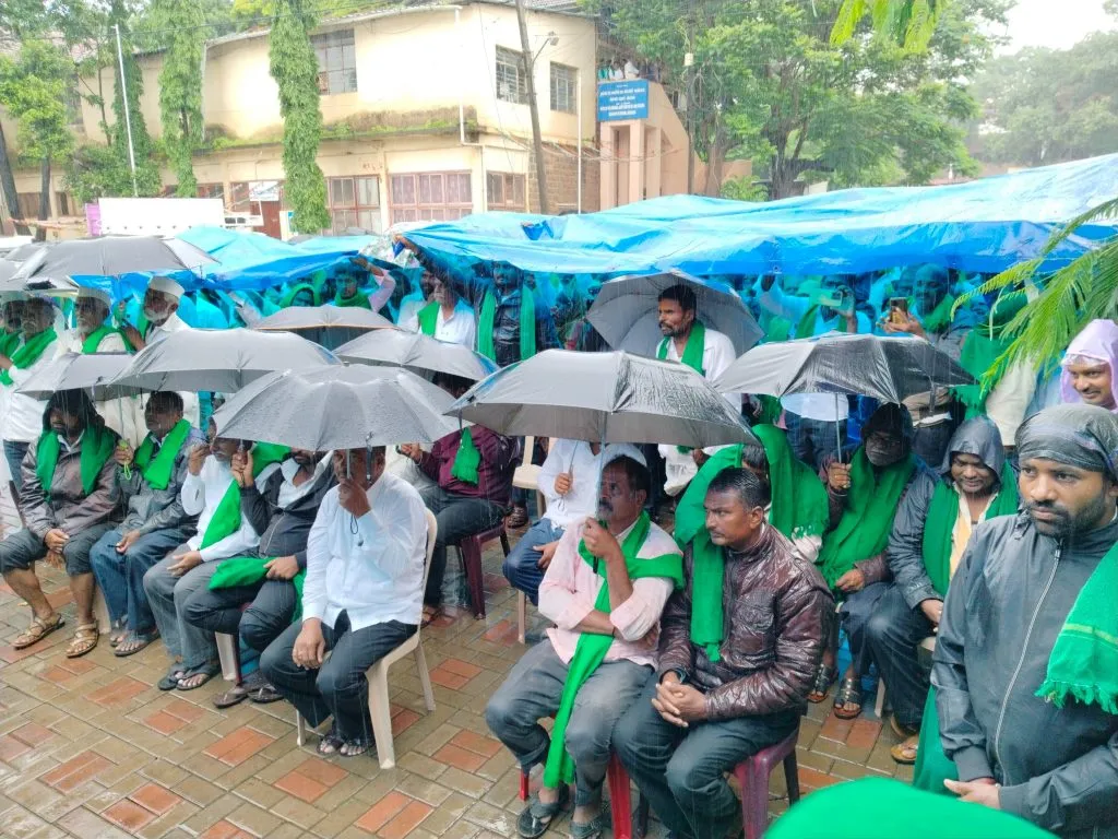 भर पावसात बळीराजाचा एल्गार Farmers staged a protest in front of the collector office