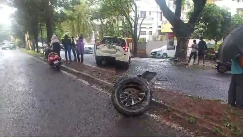 Minor car accident in Jadhavnagar