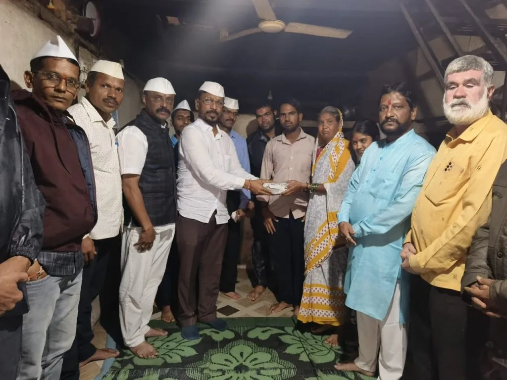 हुपरीतील दिवंगत धारकऱ्याच्या कुटुंबाला बेळगाव शिवप्रतिष्ठानकडून आर्थिक मदत Financial assistance from Belgaum Shivpratisthan to the family of the deceased holder of Hupari