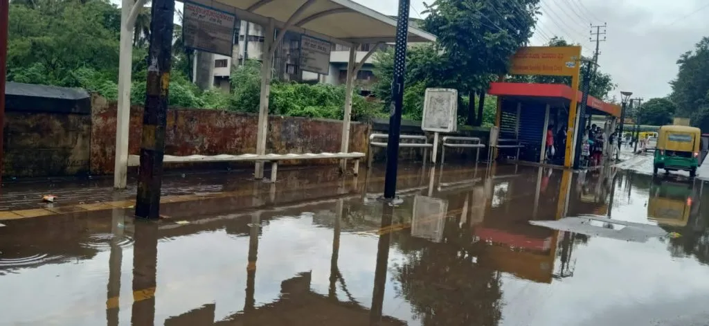 appearance of a pool of water in front of the bus stand