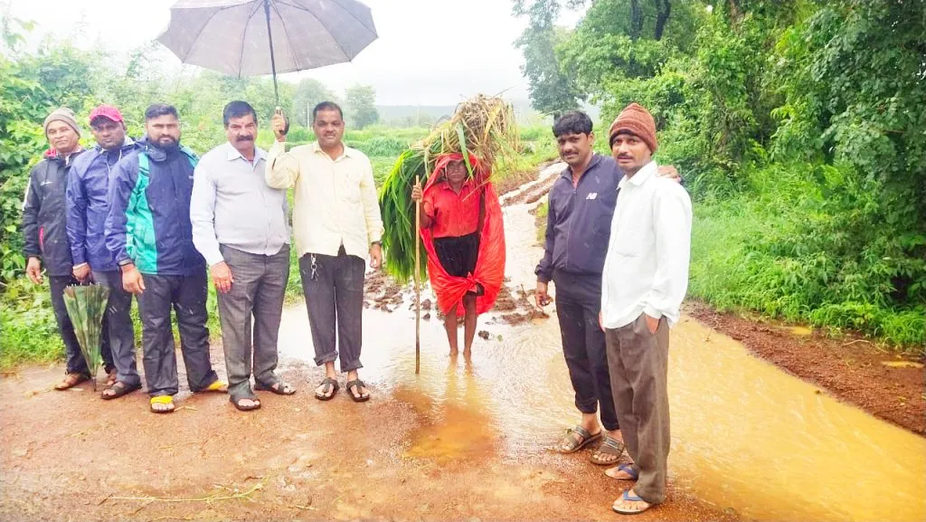 Make a road in Basurte Shetavadi: demand of farmers