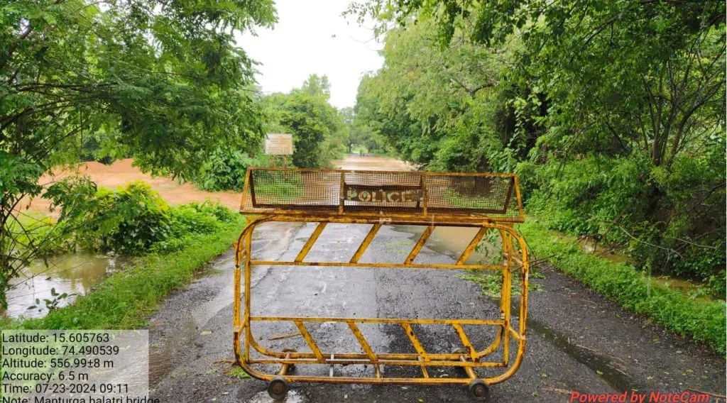 हलात्री पुलावर पाच फूट पाणी Five feet water at Halatri Bridge