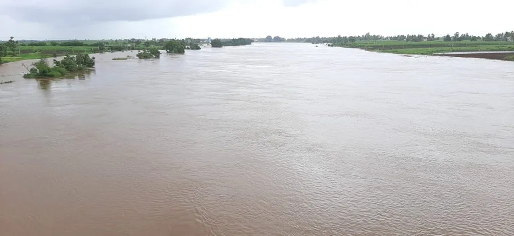 Possible flood situation, river bank panicked