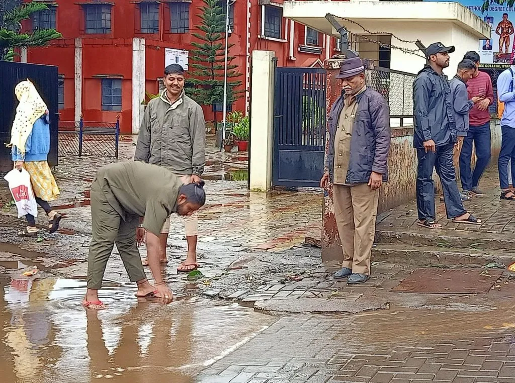 रिक्षा चालकांनी साचलेल्या पाण्याला करून दिली वाट The rickshaw drivers made way for the accumulated water
