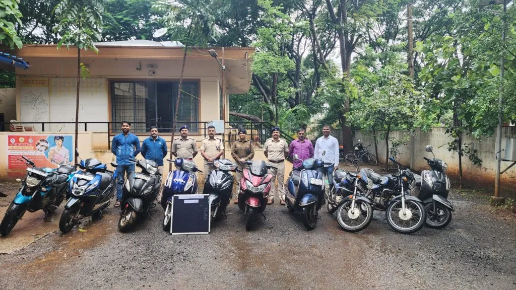 दोघा अट्टल चोरांकडून सात लाखांच्या दहा मोटारसायकली जप्त Ten motorcycles worth seven lakhs seized from two persistent thieves