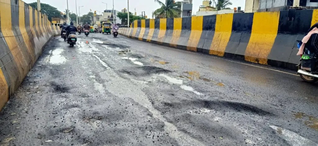 शहरातील रेल्वे उड्डाणपुलांची वाताहत Air conditioning of railway flyovers in the city