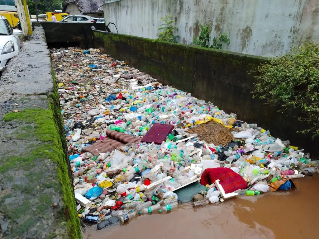 प्लास्टिक कचऱ्यामुळे उडाली साऱ्यांचीच तारांबळ Due to plastic waste, all the stars were blown