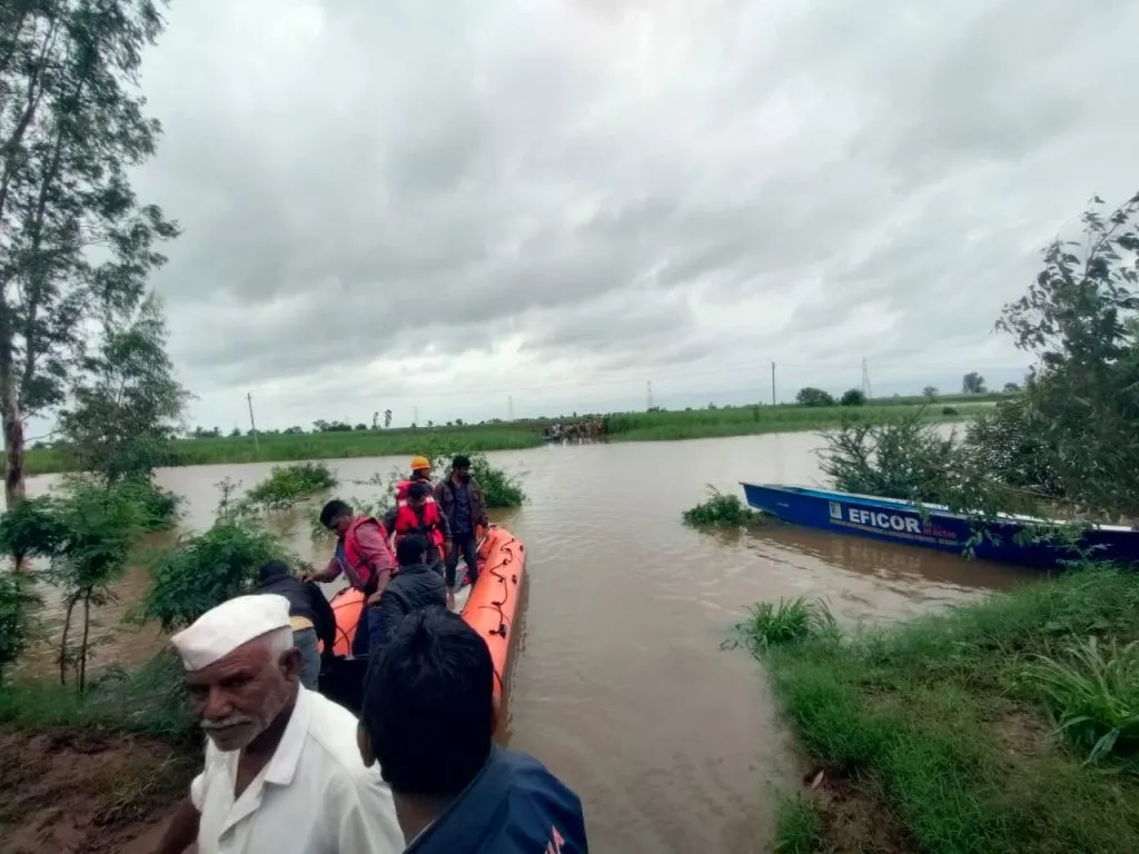 मंगावती ग्रामस्थांना सुरक्षितस्थळी हलविले Villagers of Mangavati were shifted to a safe place