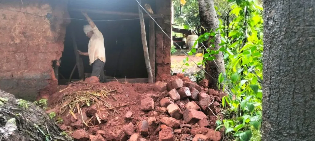 बिजगर्णी येथे घराची भिंत कोसळली A wall of a house collapsed at Bijgarni