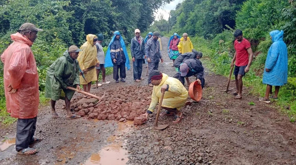 The villagers finally had to get off the road for the repair of the Chigule road