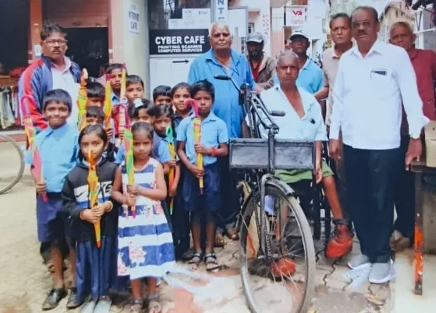 बबन भोबे मित्रमंडळातर्फे विद्यार्थ्यांना छत्र्या वाटप Distribution of umbrellas to students by Baban Bhobe Mitra Mandal