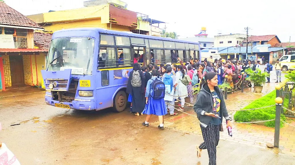 Belgaum-Uchgaon Irregular Bus Trips Cause Students Frustrated