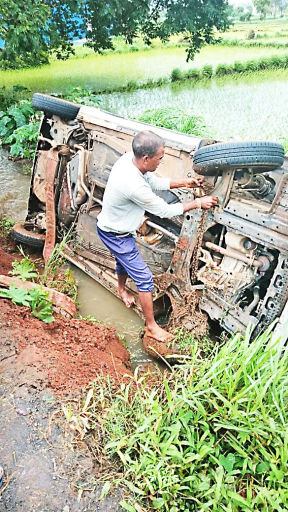 While giving way to the bus, the car overturned into the gutter
