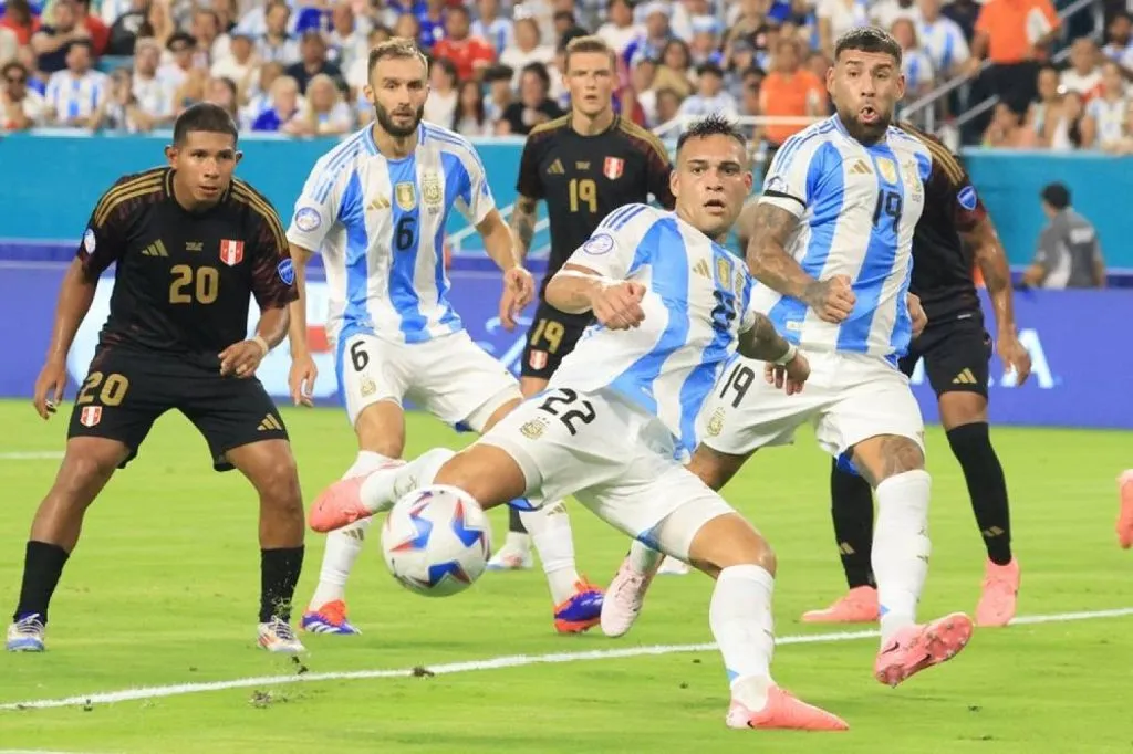 अर्जेंटिनाचा पेरुवर एकतर्फी विजय Argentina's one-sided victory over Peru