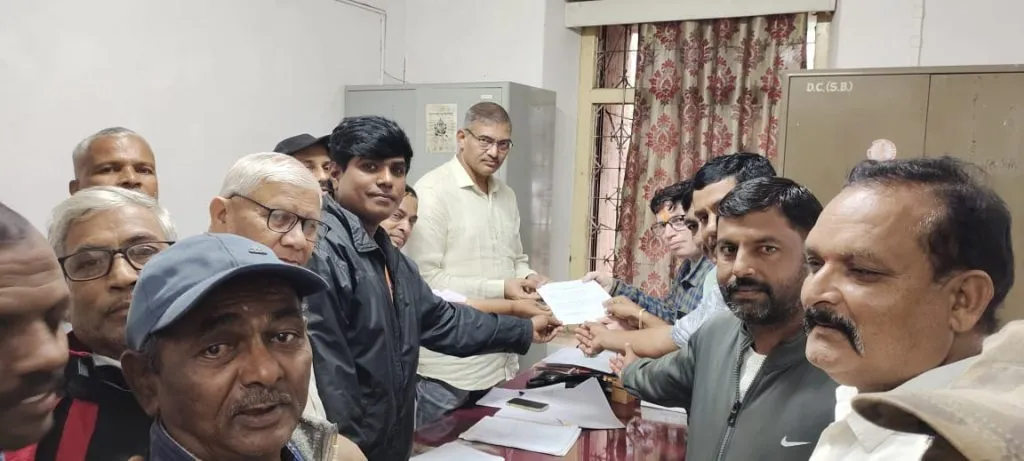 रेशन वितरकांच्या समस्या निकालात काढा Solve the problems of ration distributors