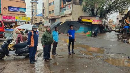 The municipal commissioner came down to the streets again