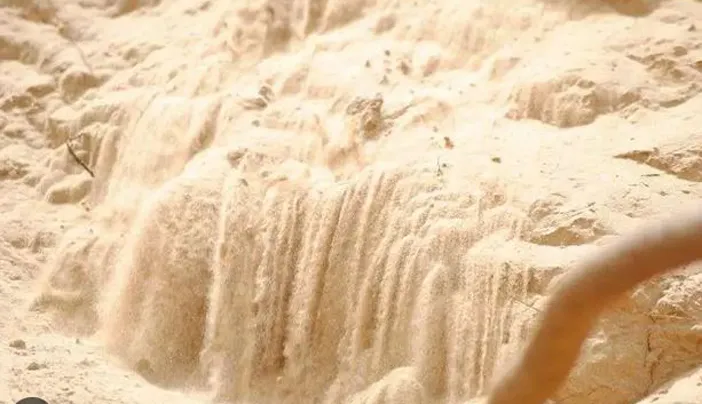 वाळूचेही असतात झरे There are also springs of sand